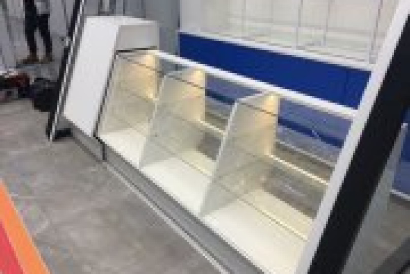 Металлический рекламный стенд: особенности конструкций и цели применения