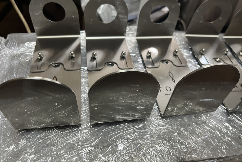 Зеркальная нержавеющая сталь: особенности и преимущества материала