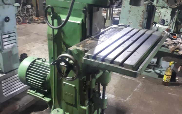 Универсальный фрезерный станок